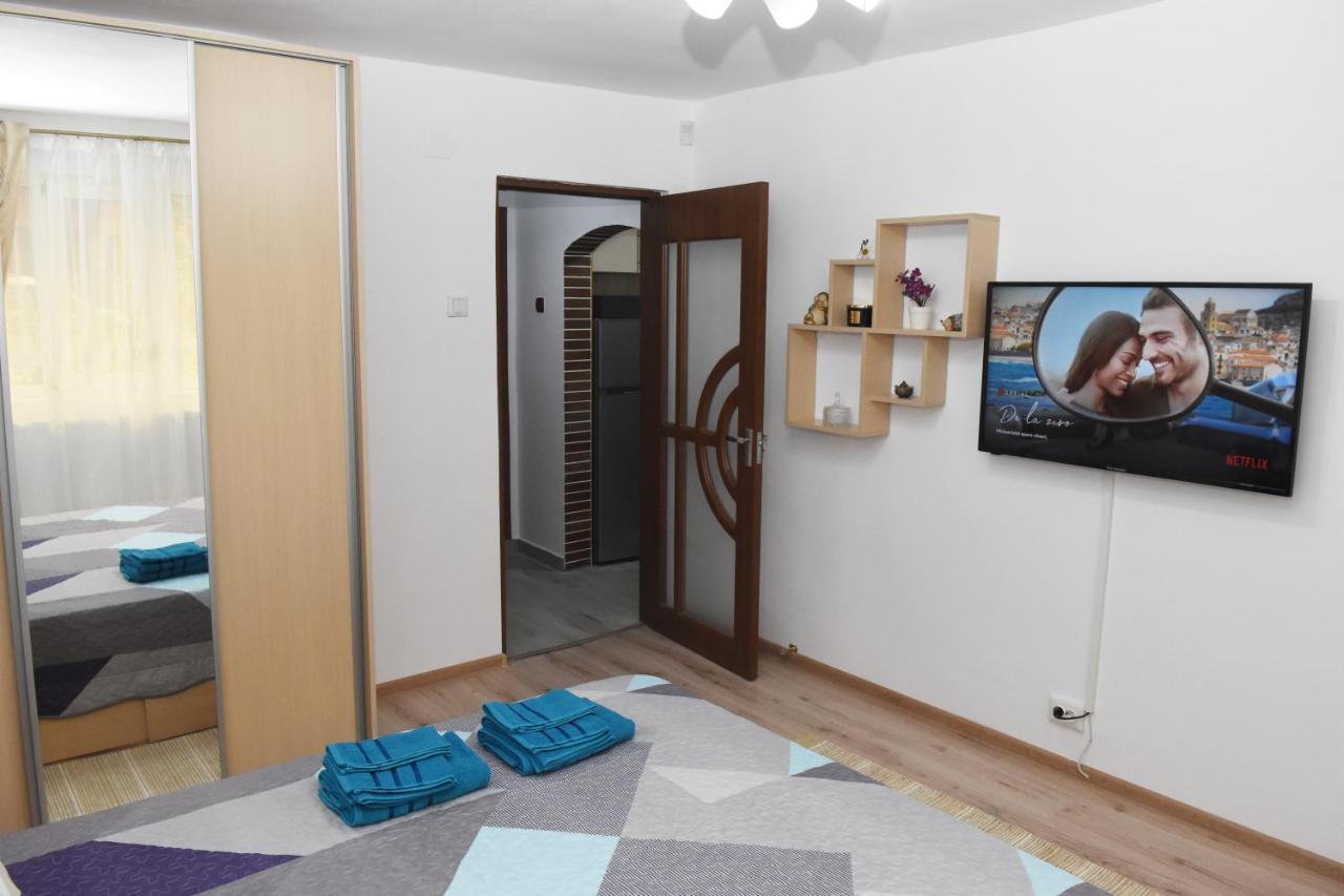 1St Apartment Nehoiu Exterior photo